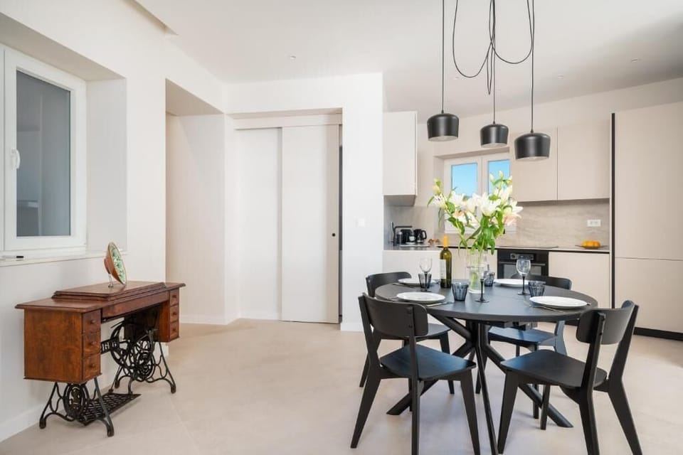 Deluxe Apartment, Balcony, City View | Dining
