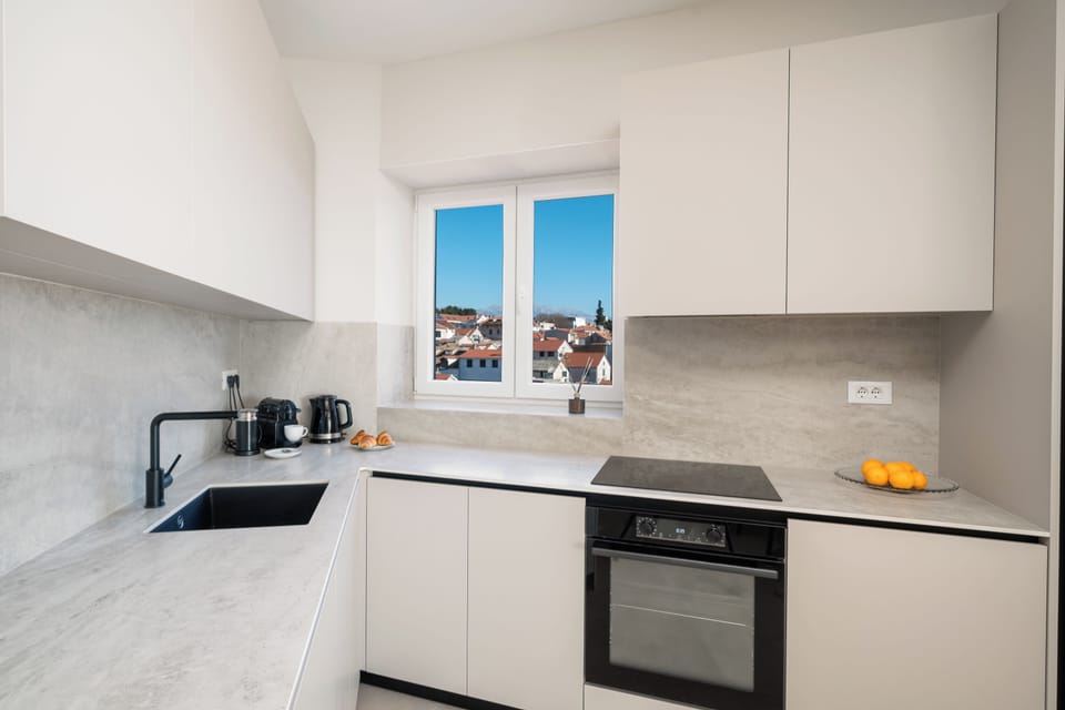 Deluxe Apartment, Balcony, City View | Private kitchen