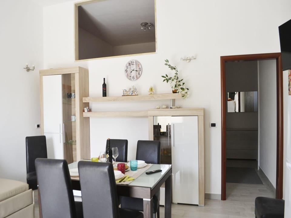 House, 1 Bedroom, Smoking | Dining room