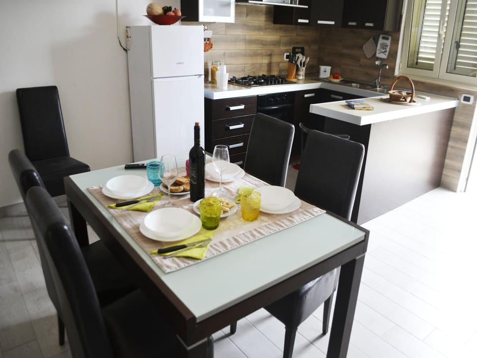 House, 1 Bedroom, Smoking | Dining room