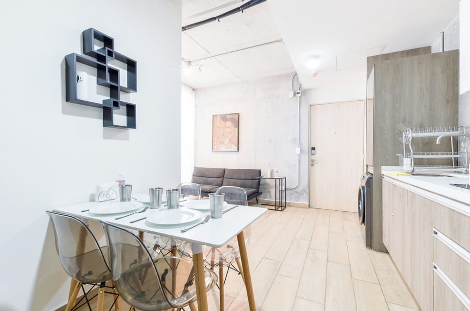 Comfort Suite, City View | Dining room