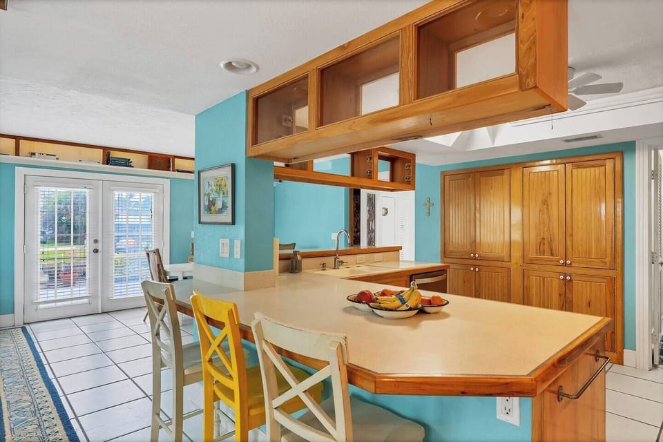 Kitchen with pass-through bars on two sides. Unbeatable for hosting friends.