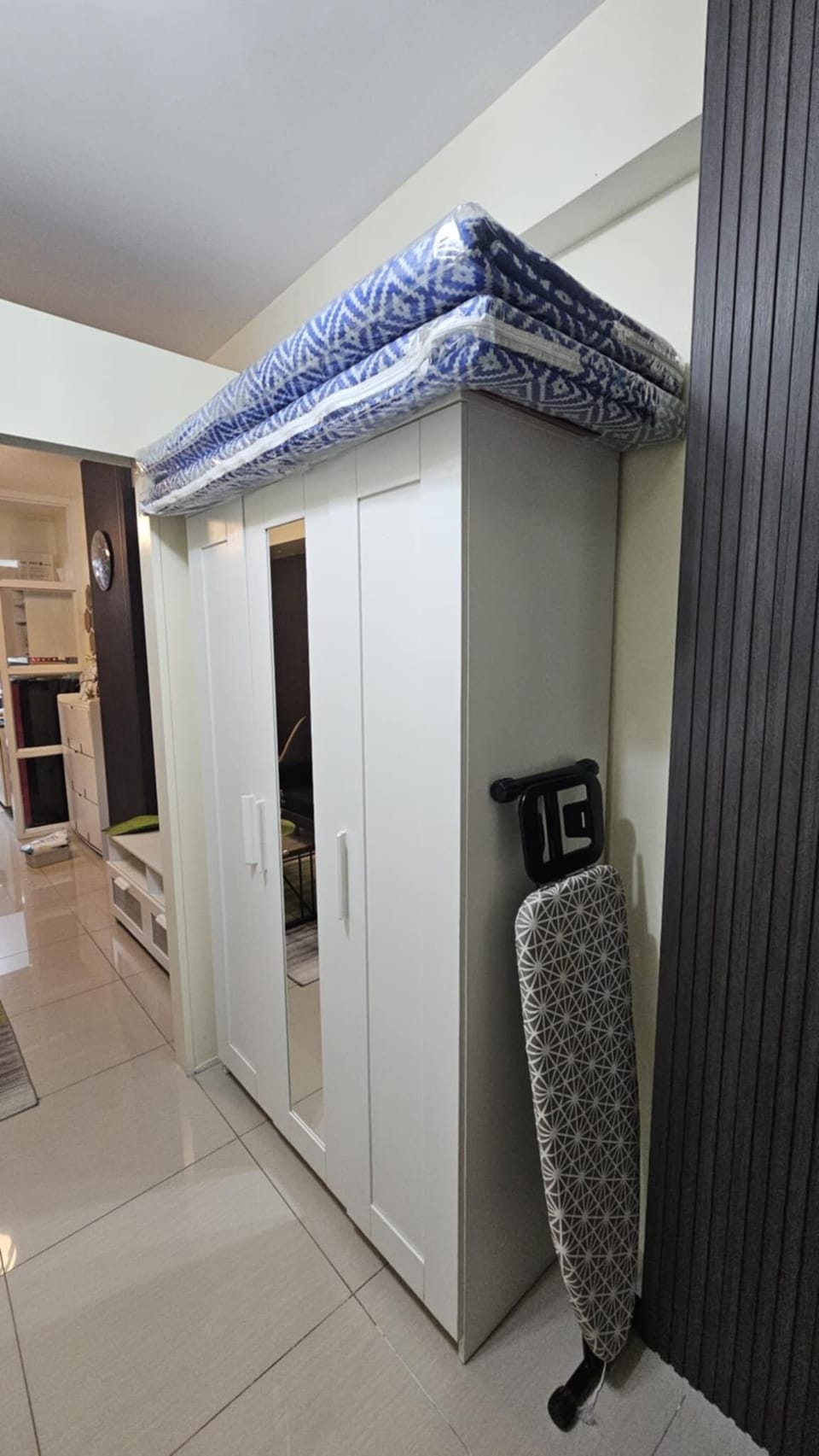 2 extra foam and cabinet with hunger
