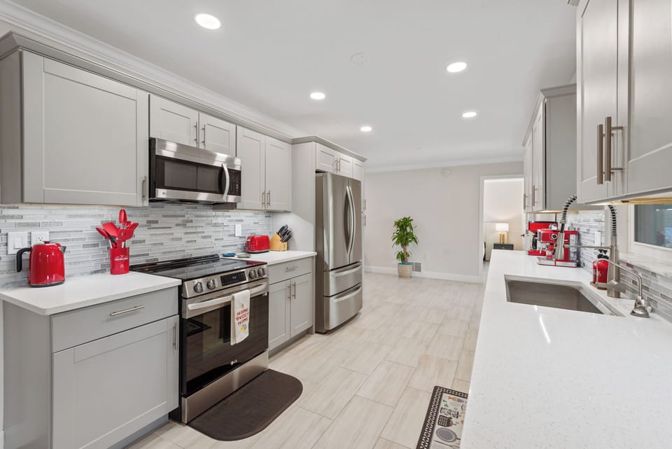 Full-size fridge, stovetop, cookware/dishes/utensils
