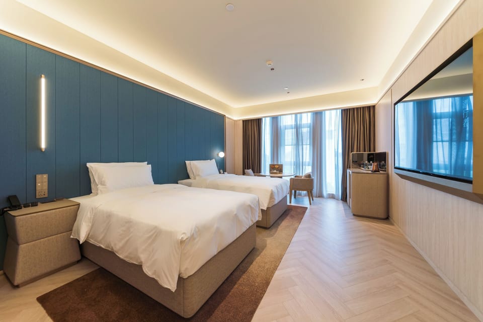 Business Room | Premium bedding, down comforters, memory foam beds, free minibar