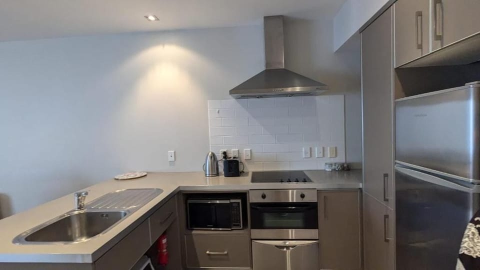 Full-size fridge, microwave, oven, stovetop