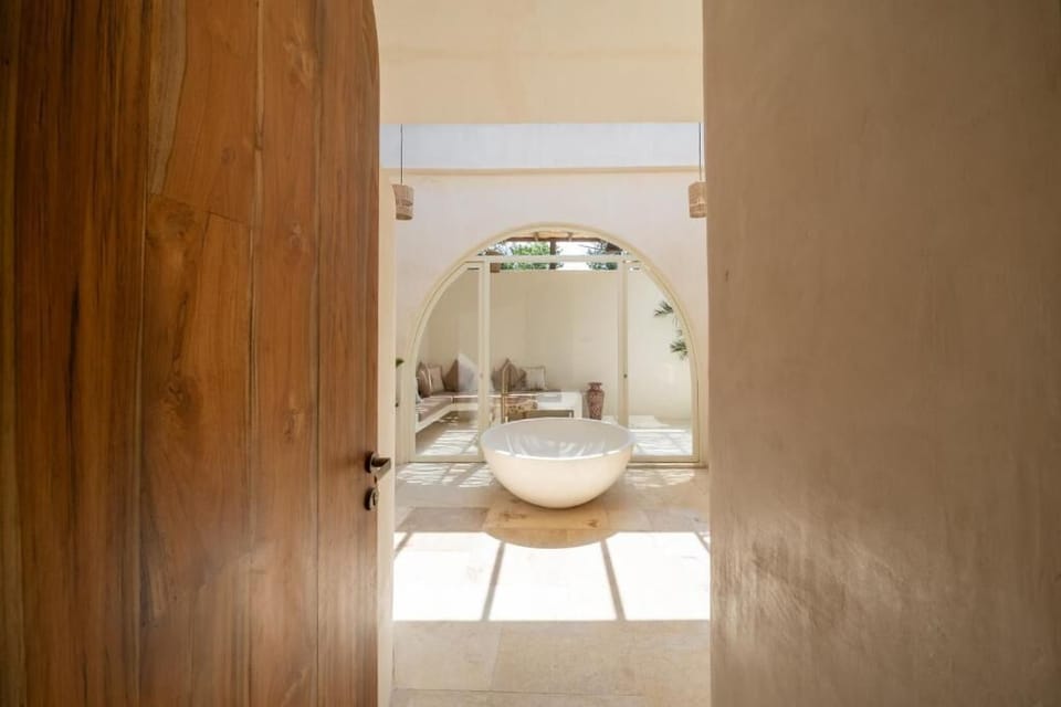 Double Room, 1 King Bed, Patio, Pool View | Interior