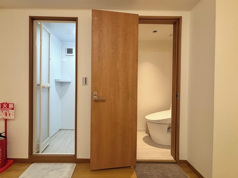 Superior Twin Room | Bathroom | Shower, hair dryer, towels, shampoo