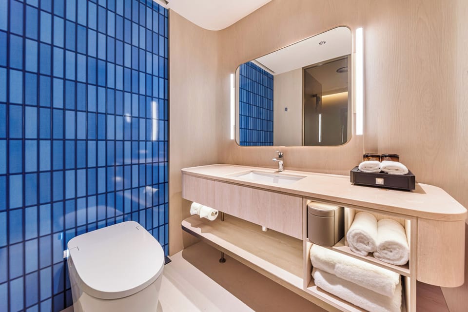 Executive Room | Bathroom | Eco-friendly toiletries, hair dryer, bathrobes, slippers