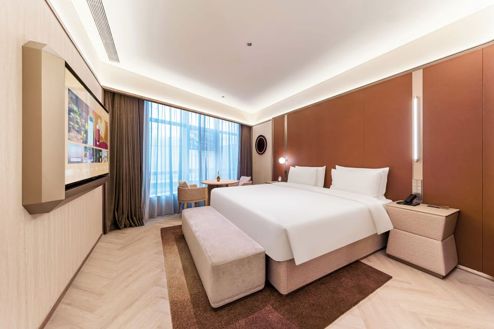 Executive Room | Bathroom | Eco-friendly toiletries, hair dryer, bathrobes, slippers