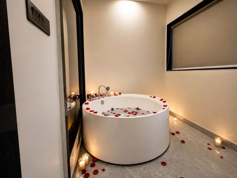 Luxury Room Balcony with Jacuzzi | Bathroom | Free toiletries, hair dryer (on request), slippers, towels