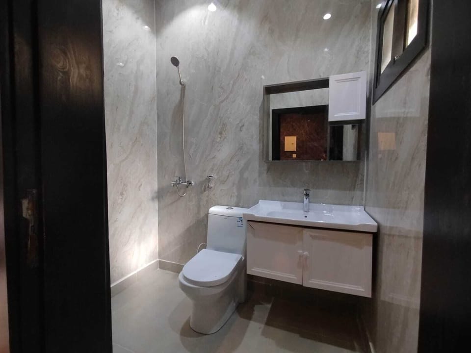 Studio | Bathroom