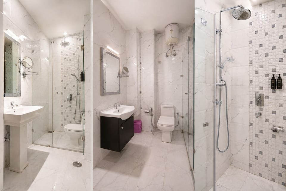Suite | Bathroom | Shower, rainfall showerhead, hair dryer, towels