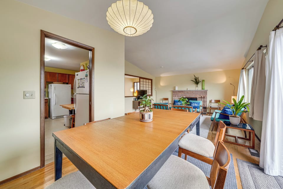 Dining Area | Dishes & Flatware Provided