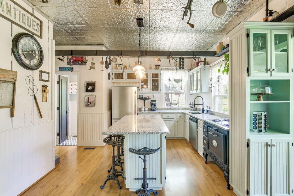 Breakfast Bar | Kitchen | 1st Floor
