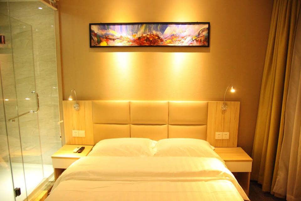 Free minibar, desk, blackout drapes, free WiFi