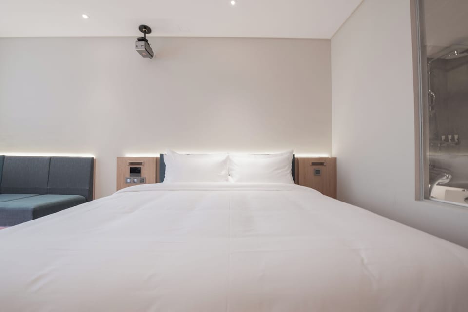 Executive Studio Suite, 1 Queen Bed, Housekeeping, City View | Premium bedding, down comforters, memory foam beds, free minibar