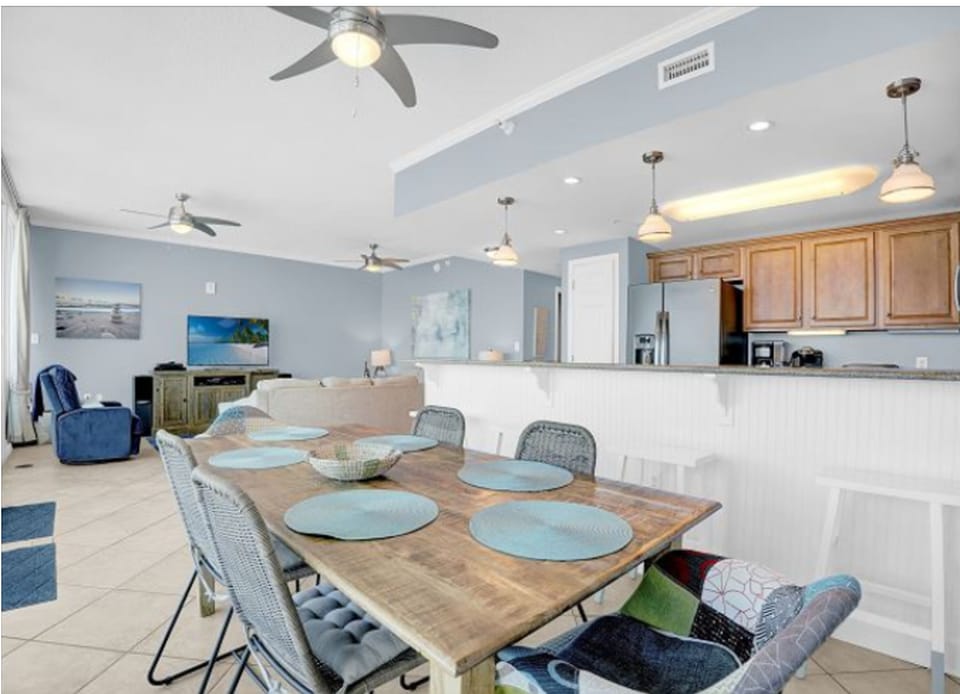 Exclusive Condo, 2 Bedrooms, Balcony, Beach View | In-room dining