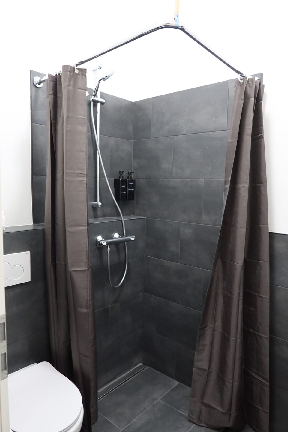 Basic Triple Room | Bathroom | Shower, hair dryer, towels, soap