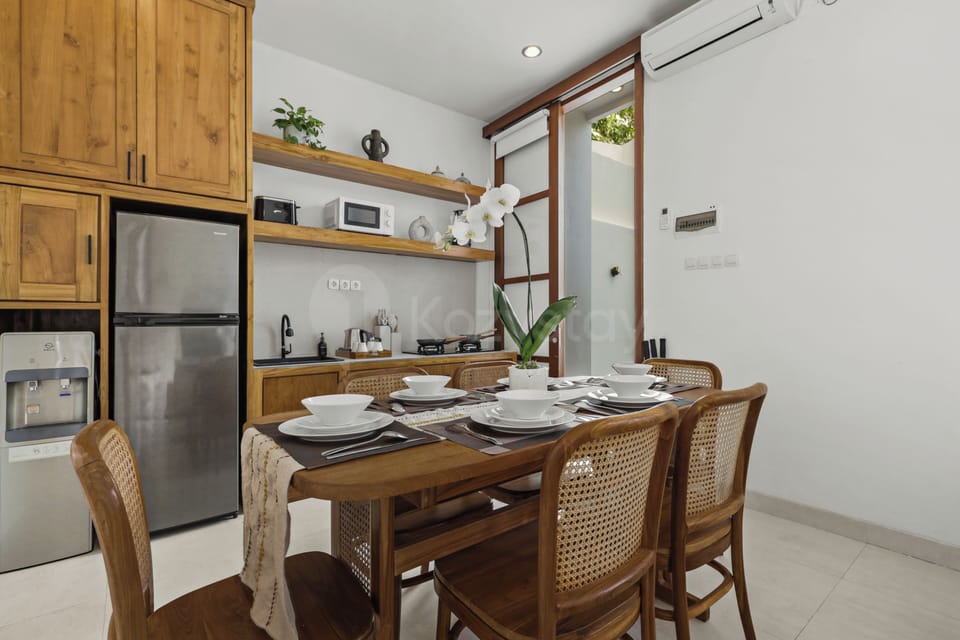 Villa, 3 Bedrooms, Pool View | Dining room