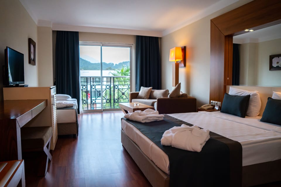 Standard Room, Pool View | Minibar (some free items), in-room safe, desk, soundproofing