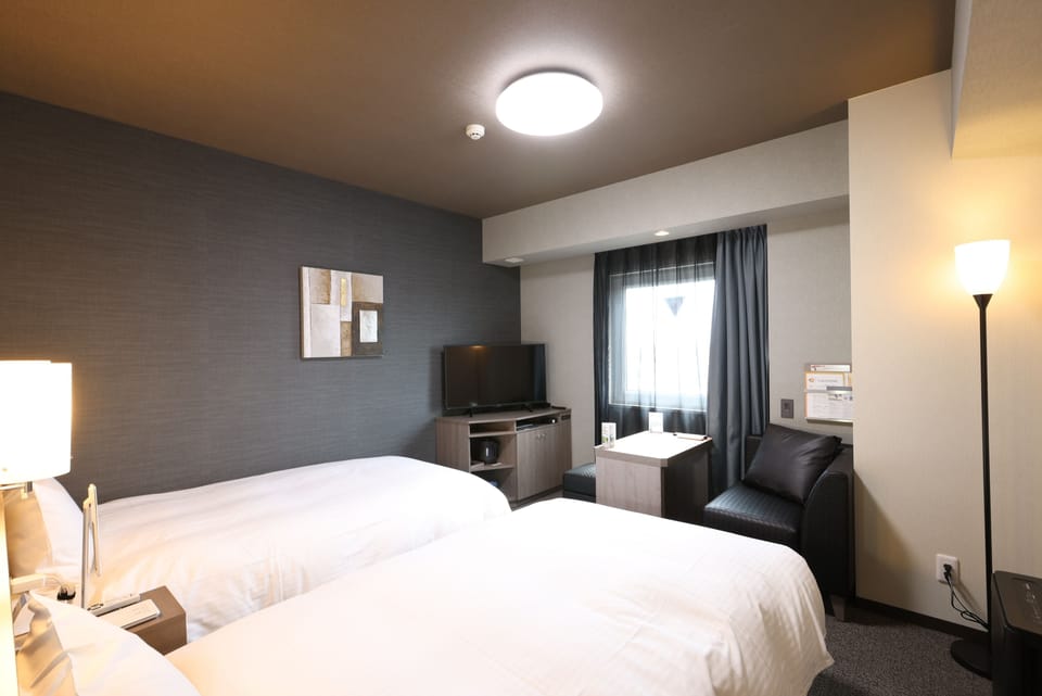 Comfort Twin Room, Non Smoking | Laptop workspace, blackout drapes, iron/ironing board, free WiFi