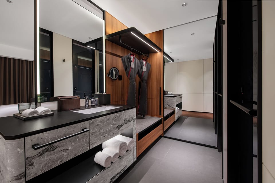 Superior Double Room, 1 King Bed, City View | Bathroom | Designer toiletries, hair dryer, bathrobes, slippers