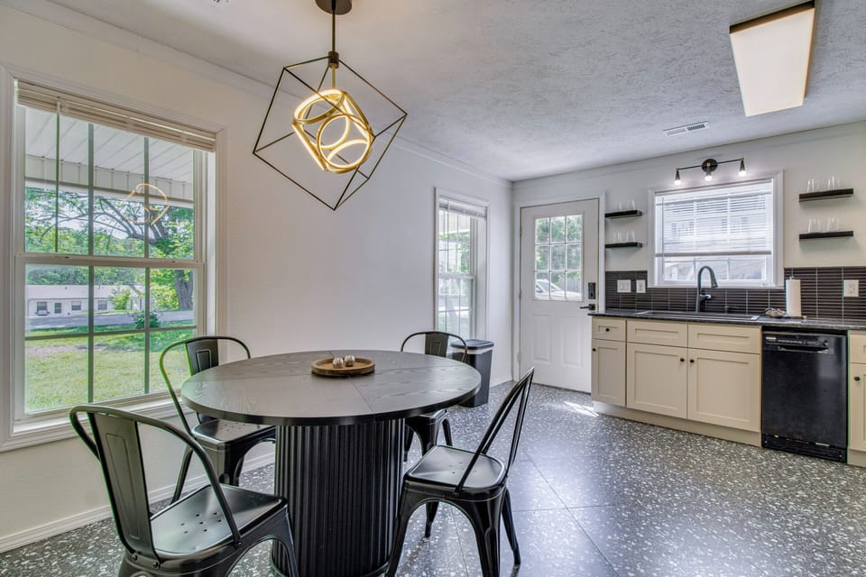Kitchen & Dining Area