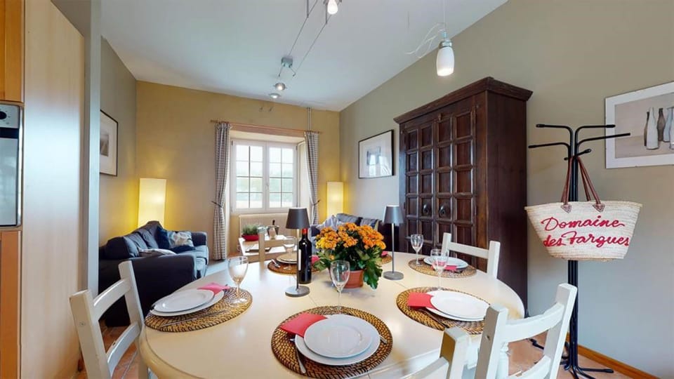 Domaine-des-Fargues-Gite-du-Bourrelier-salle-a-manger-1024x576