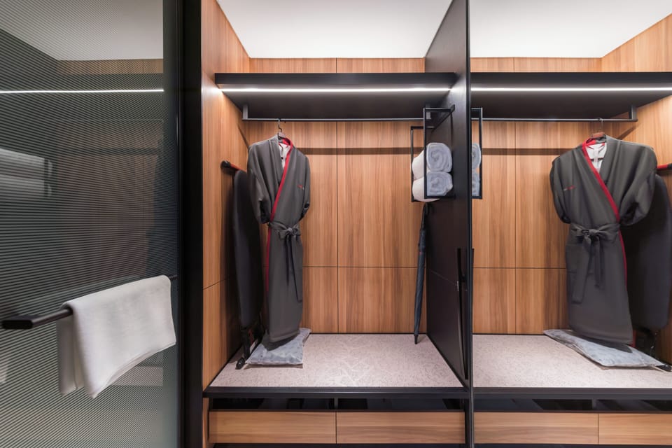 Deluxe King Room | Down comforters, memory foam beds, minibar, desk