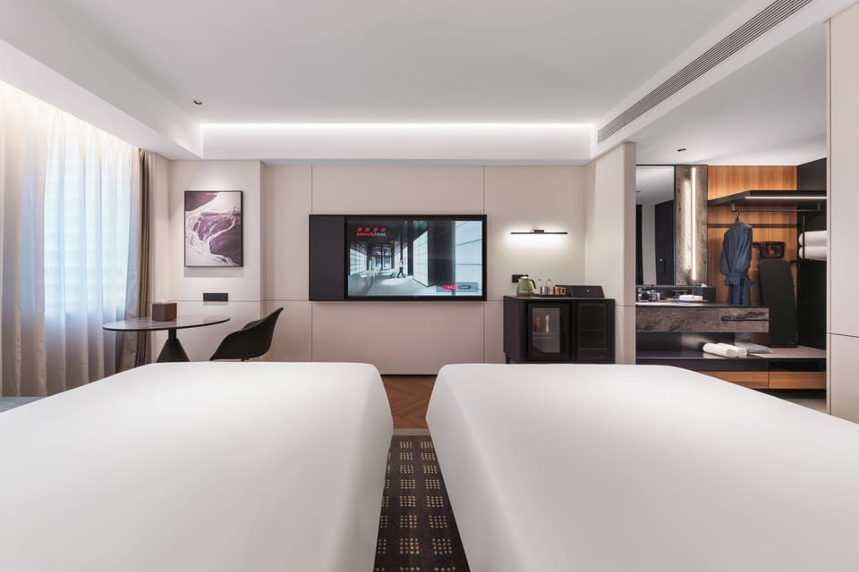 Deluxe Twin Room | Down comforters, memory foam beds, minibar, desk