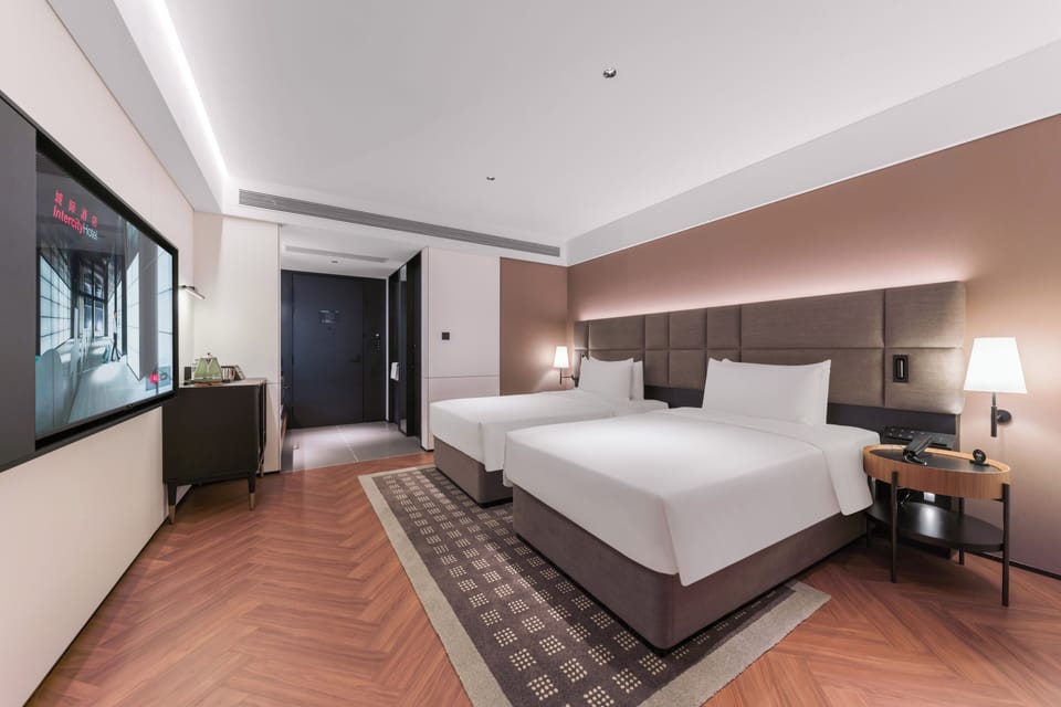 Deluxe Twin Room | Down comforters, memory foam beds, minibar, desk