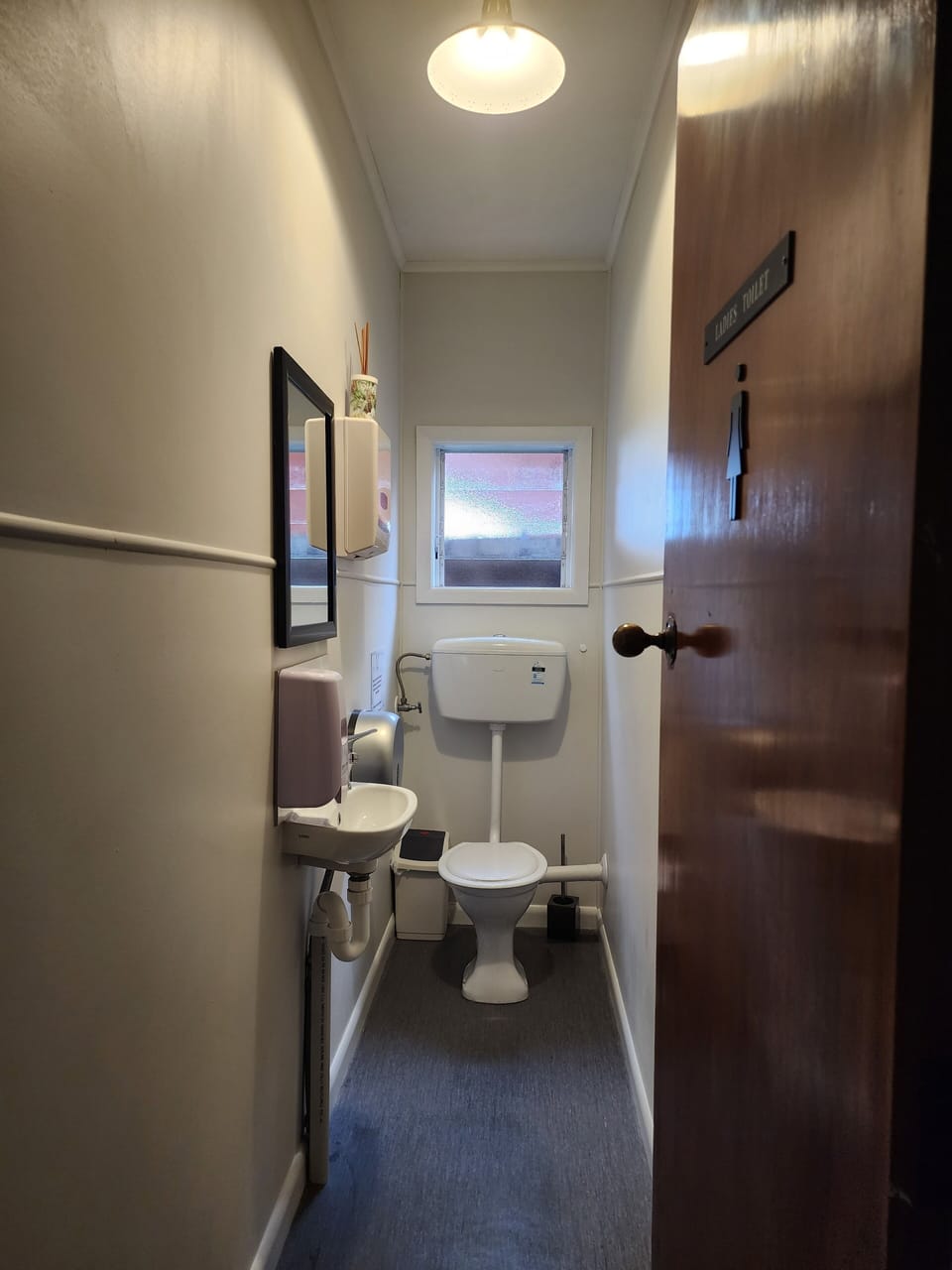 Shower, hydromassage showerhead, free toiletries, hair dryer