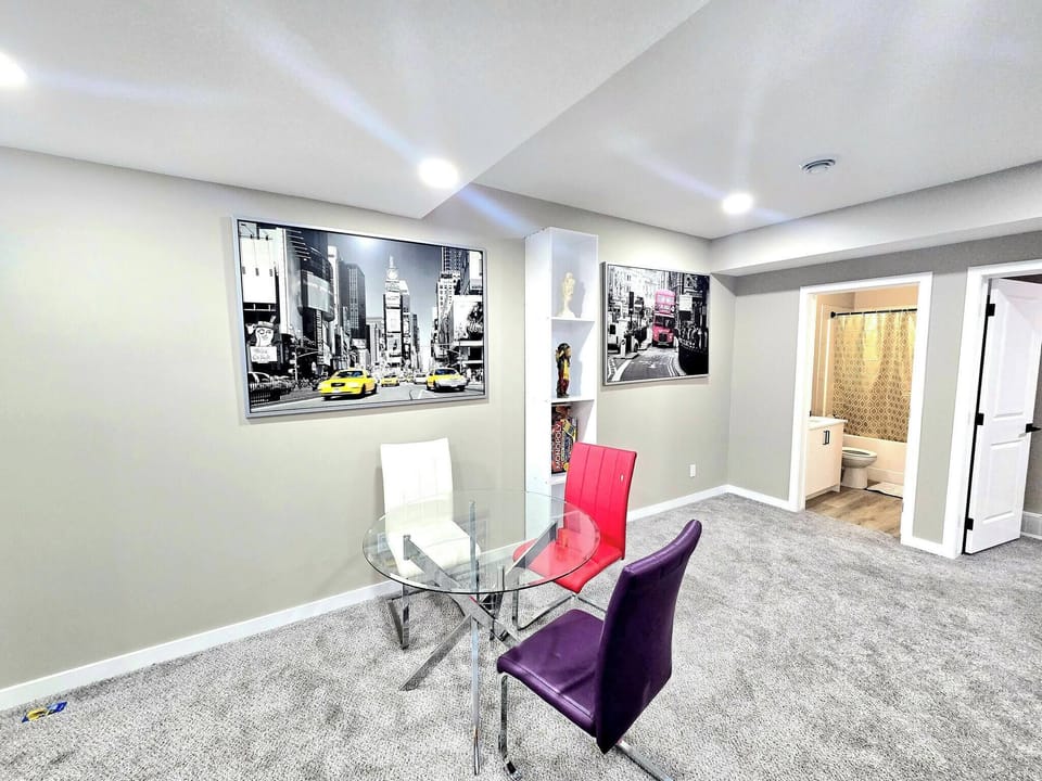 Private, Cozy, Luxury, Spacious One Bedroom Suite House in Airdrie