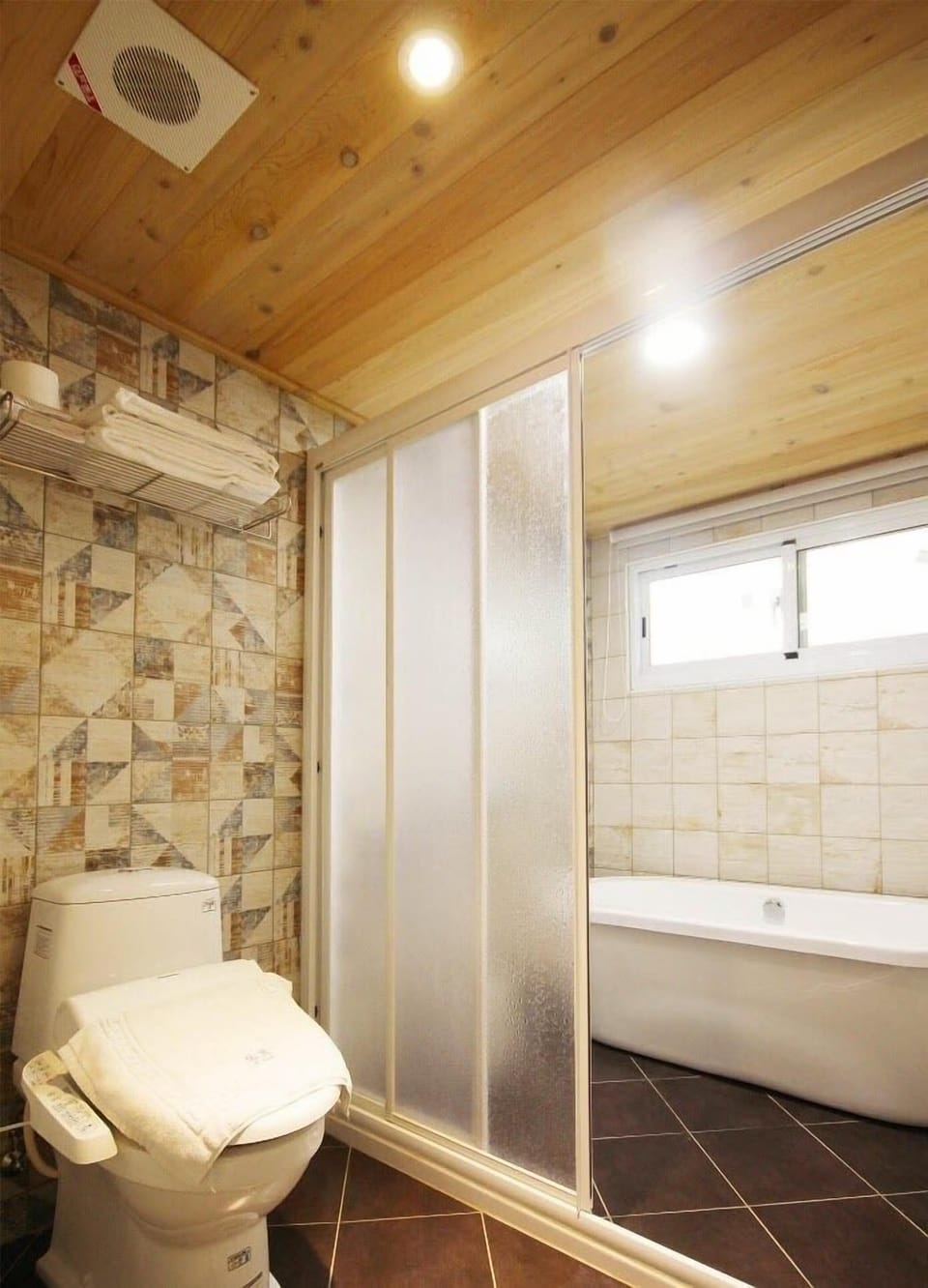 Deluxe Quadruple Room | Bathroom | Eco-friendly toiletries, hair dryer, slippers, towels
