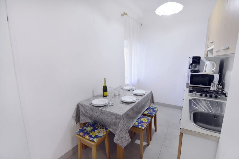 Apartment, 2 Bedrooms, Patio, Garden View | Dining room