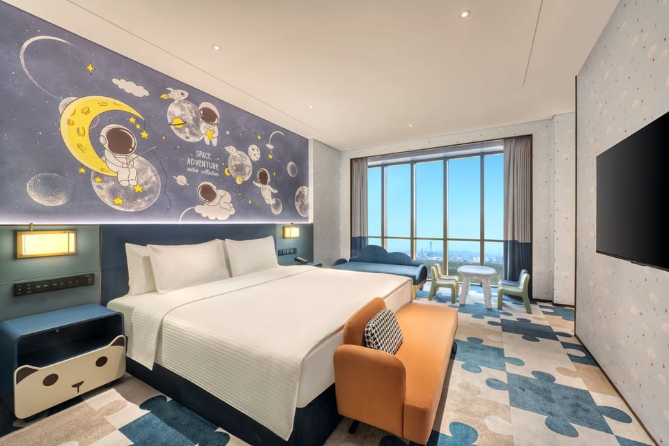 Deluxe Family Suite  Room | In-room safe, blackout drapes, WiFi (free)
