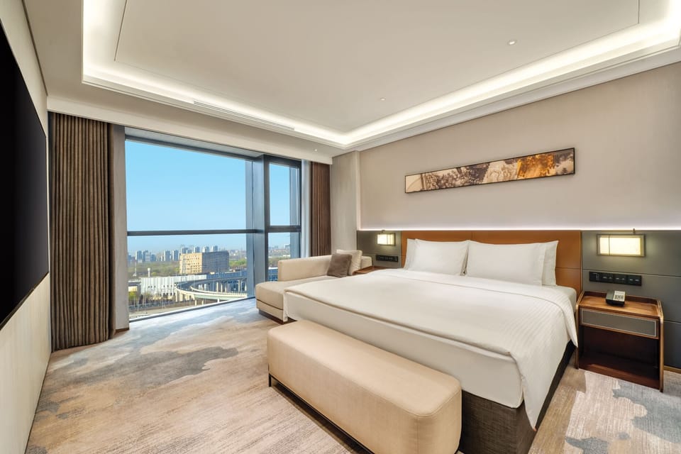 Deluxe Suite | In-room safe, blackout drapes, WiFi (free)