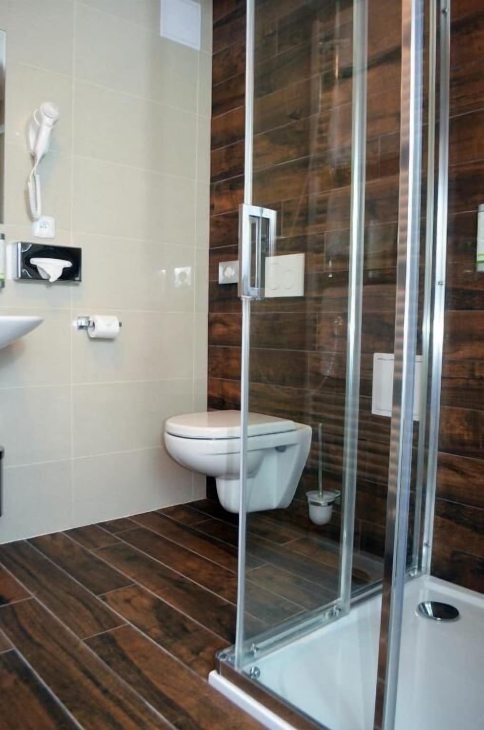 Shower, free toiletries, towels