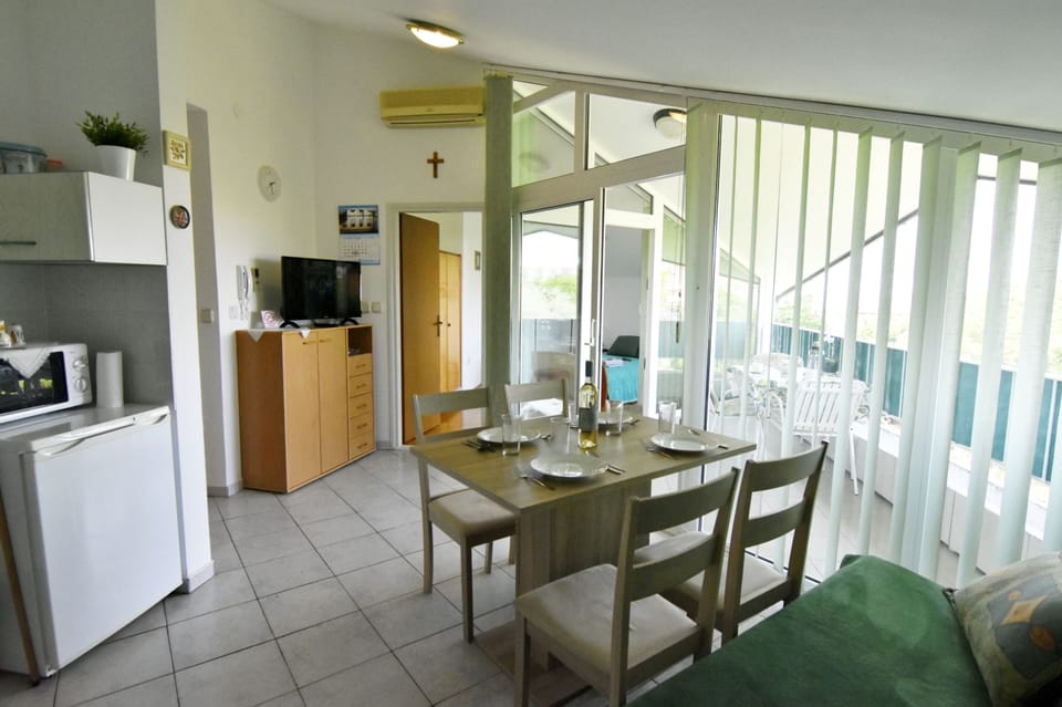 Apartment, 1 Bedroom, Balcony | Dining room