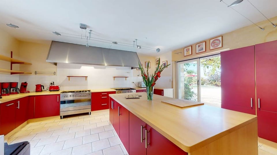 Domaine-des-Fargues-Gite-du-Charpentier-cuisine-02-1024x576