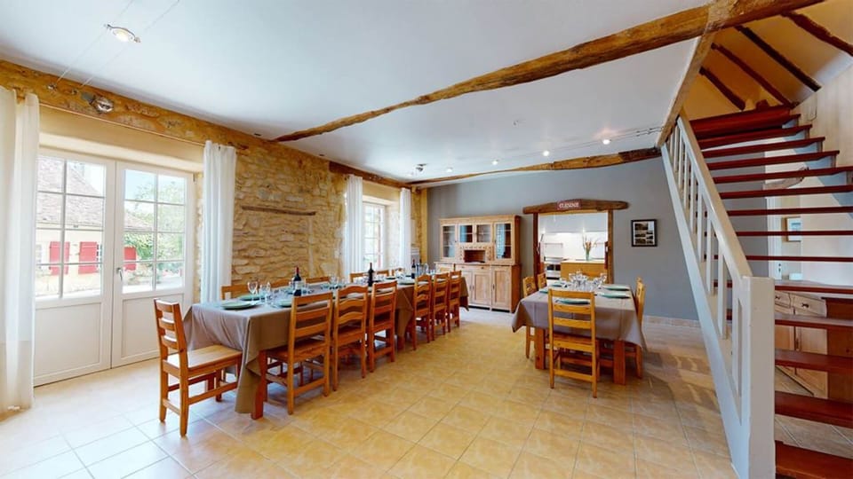 Domaine-des-Fargues-Gite-du-Charpentier-salle-a-manger-1024x576
