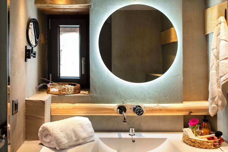 Superior Double Room, 1 King Bed, Balcony, Pool View | Bathroom | Shower, towels, soap, shampoo