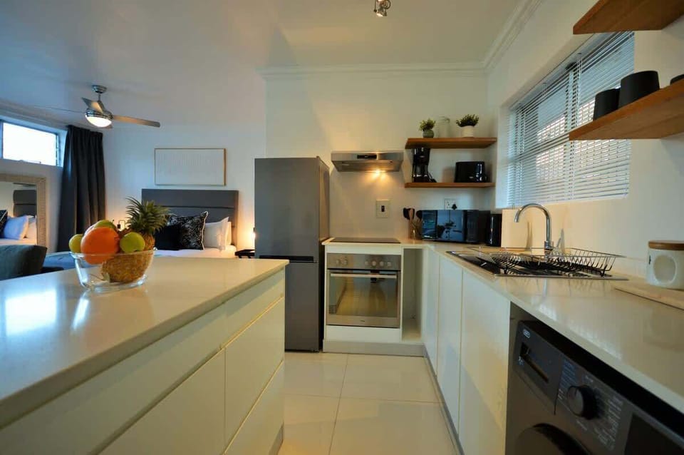 Fully equipped kitchen with stove, oven, refrigerator, masher/dryer, microwave, kettle, toaster, crockery and cutlery.