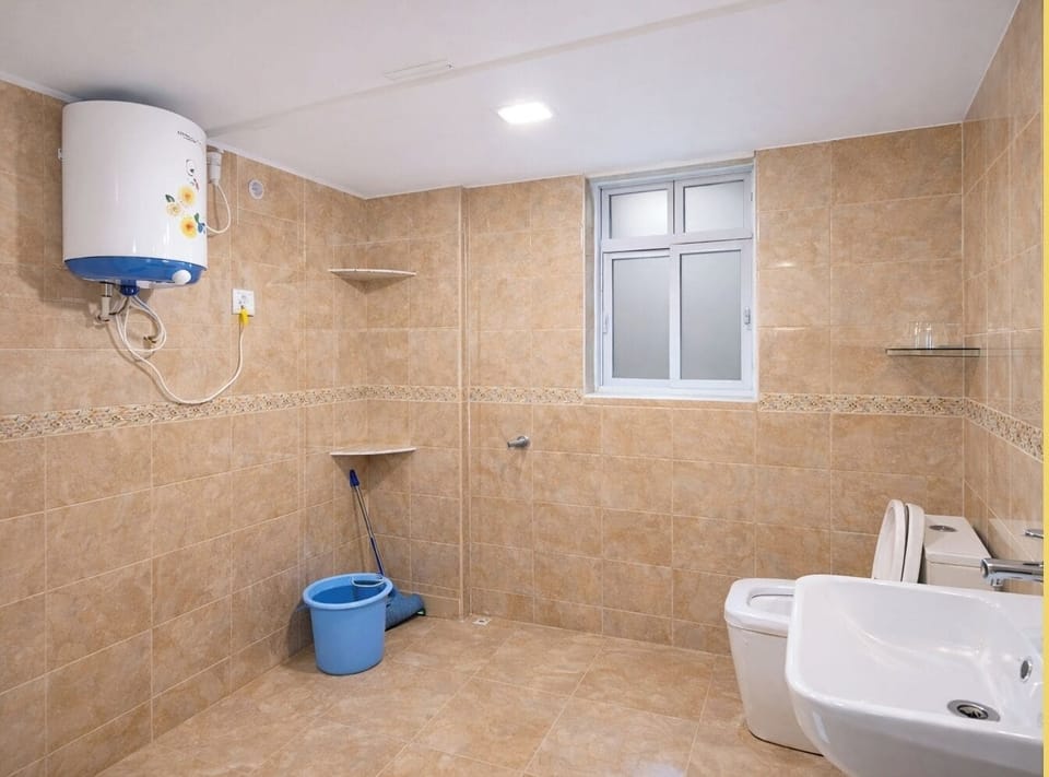 Shower, rainfall showerhead, free toiletries, bidet