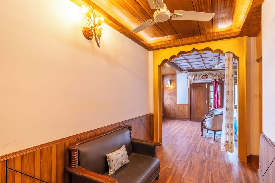 Premier Double Room, Balcony, Mountain View | Living area
