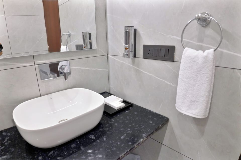 Executive Room | Bathroom | Shower, free toiletries, hair dryer, towels