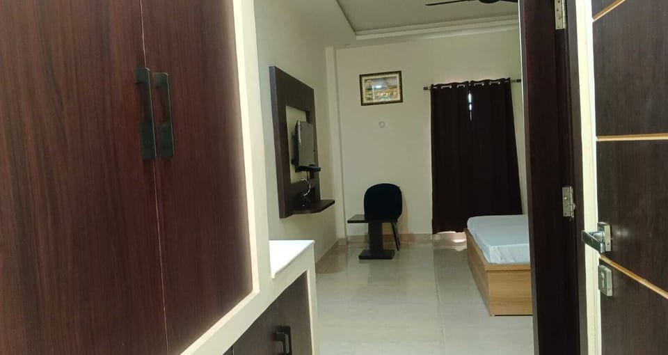 Deluxe Room | Rollaway beds, free WiFi, bed sheets