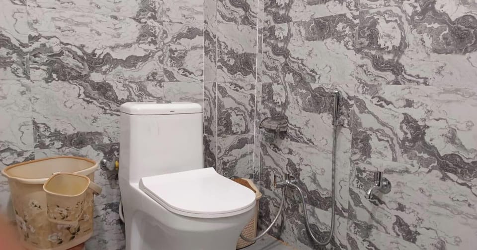 Deluxe Room | Bathroom | Shower, free toiletries, soap, shampoo