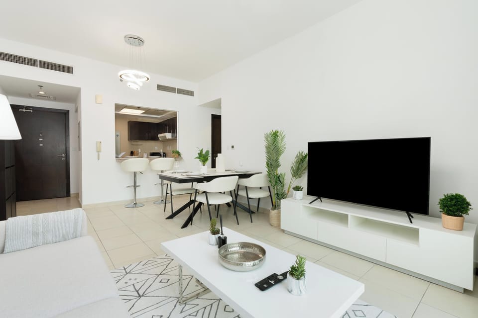 Classic Apartment, 1 Bedroom, Pool Access, Bay View | Living room | 55-inch Smart TV with digital channels, Netflix, Hulu